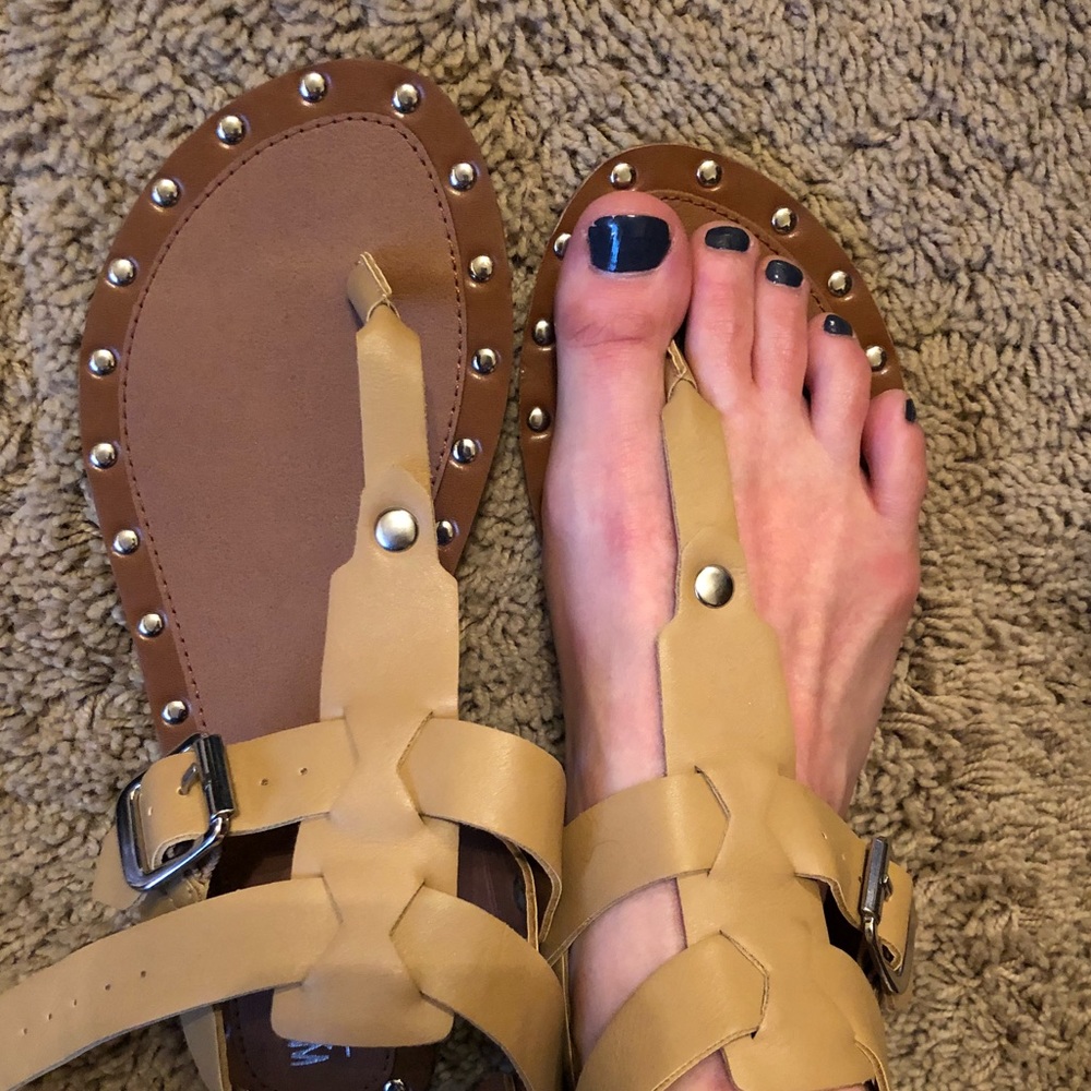 Mossimo sz 7.5 tan thong flat sandal